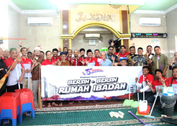 kegiatan bersih-bersih masjid karyawan jne jelang hari jadi jne