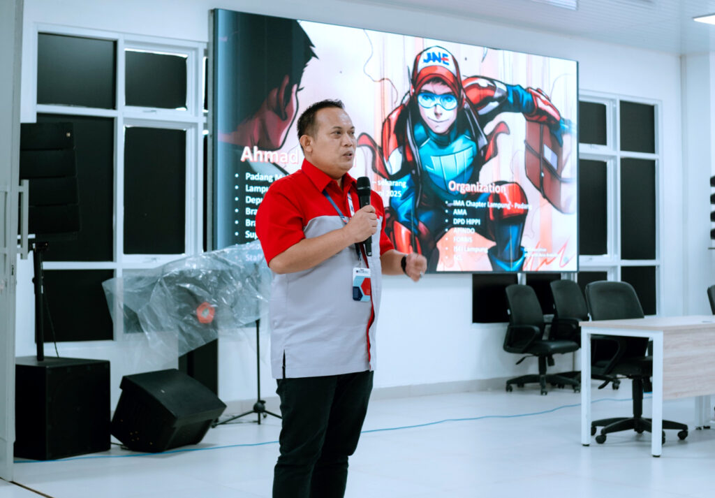 jne memberi kuliah mengenai rantai pasok di politeknik negeri padang