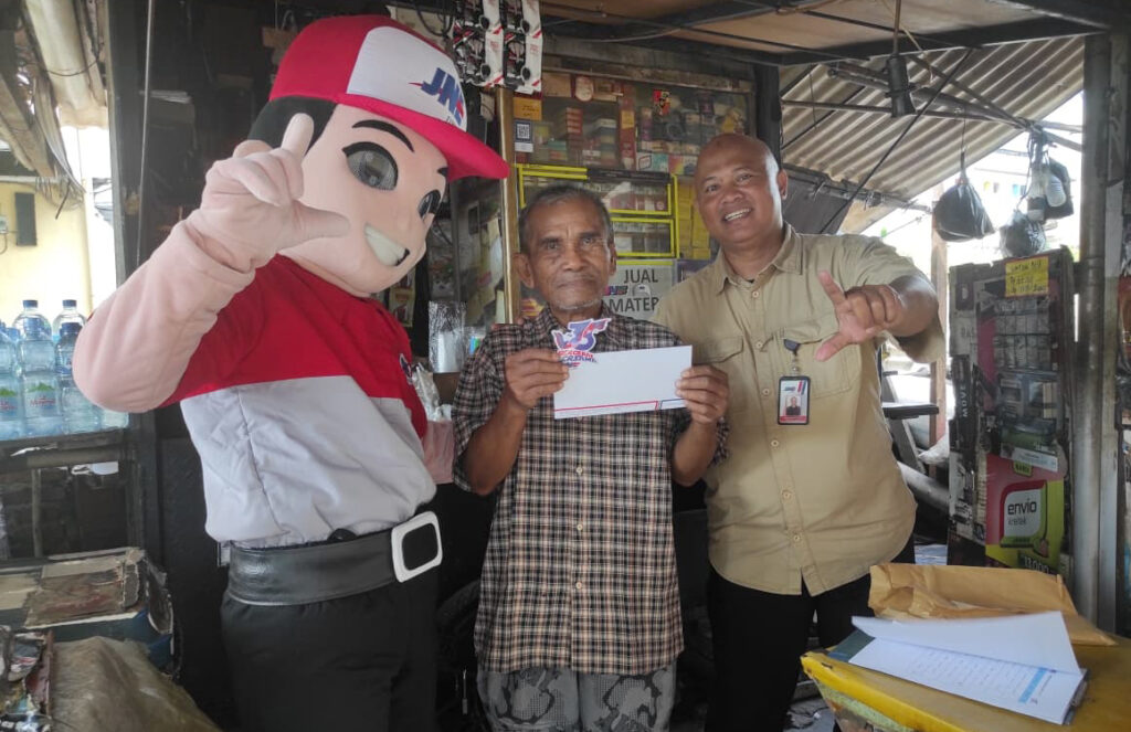 JNE beri angpao para pedang sekitar Tomang menyambut hari jadi perusahaan yang ke-35