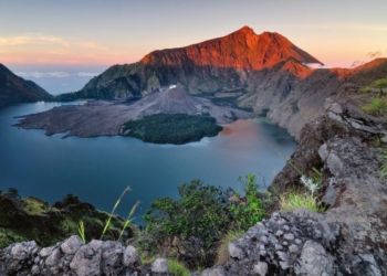 Gunung Terindah di Indonesia untuk Didaki
