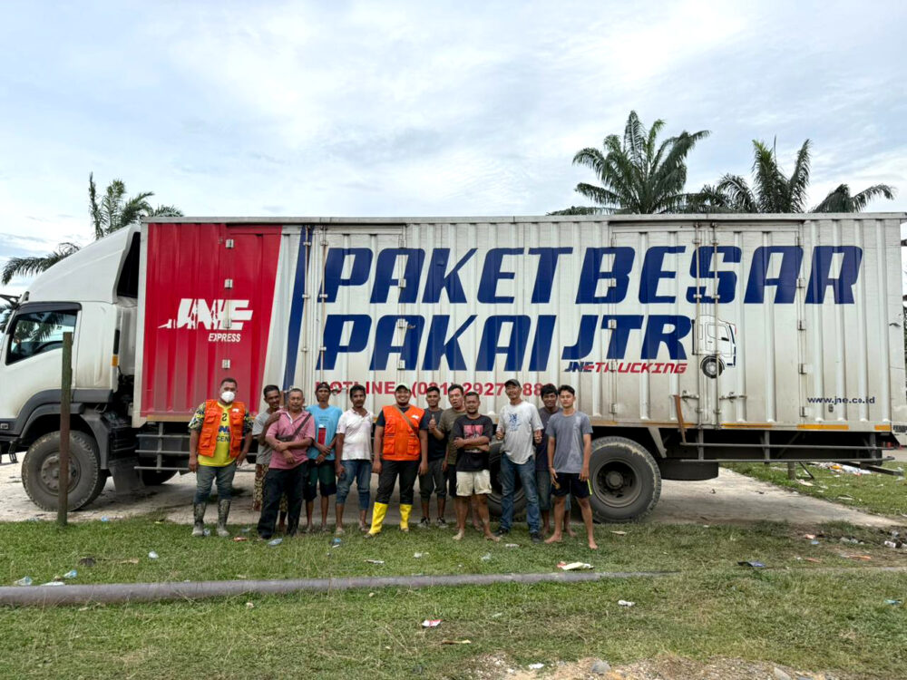 truk bantuan kemanusiaan