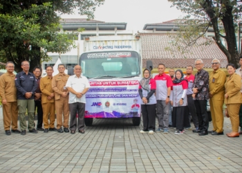 Wakil Gubernur DIY KGPAA Paku Alam X bersama sejumlah pejabat Pemda DIY melepas truk pengangkut 810 kilogram obat-obatan dan alat kesehatan yang dikirimkan melalui JNE untuk korban banjir di Aceh, Sumatera Utara, dan Sumatera Barat, di halaman Bangsal Kepatihan, Senin (8/12/2025)