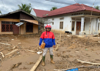 puluhan desa rusak, kurir ini tetap antar paket di kawasan terdampak bencana di sumut