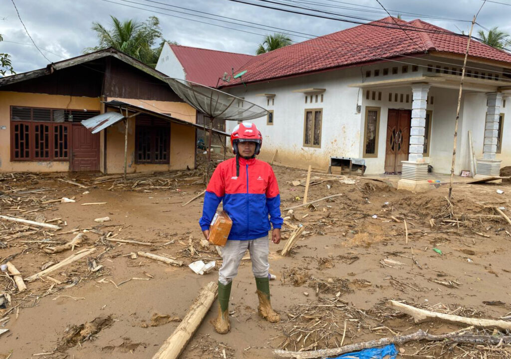 puluhan desa rusak, kurir ini tetap antar paket di kawasan terdampak bencana di sumut