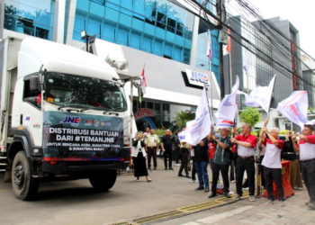 Manajemen JNE melepas armada pengangkut bantuan warga ke Aceh, Sumut dan Sumbar, di Tomang (11/12/25)