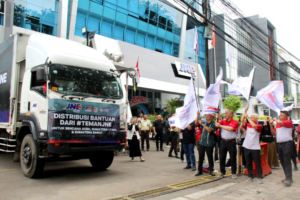 Manajemen JNE melepas armada pengangkut bantuan warga ke Aceh, Sumut dan Sumbar, di Tomang (11/12/25)