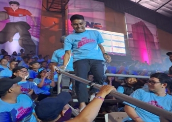 Fitrah (berdiri) saat dipanggil ke panggung sebagai salah seorang pemenang grand prize sepeda motor dan Puncak Perayaan HUT JNE di Senayan, Minggu (30/11)