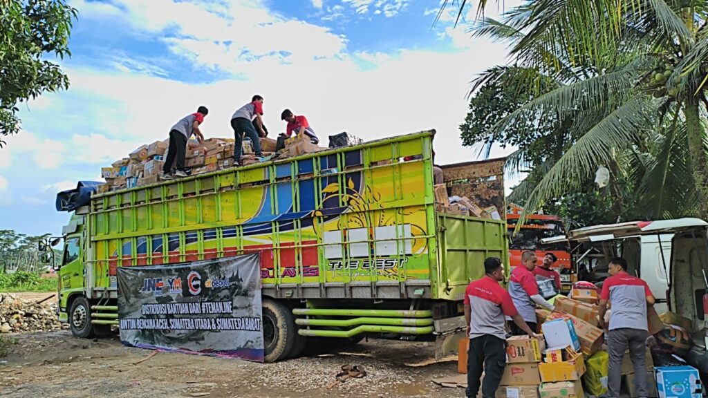 jne mengirimkan bantuan warga samarinda bagi korban bencana di Aceh, Sumatera Utara dan Sumatera Barat