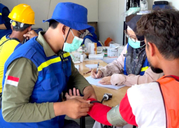 relawan kemenkes layani korban bencana sumatera