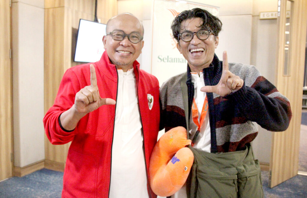 kang maman dan kartunis mice pergi umrah bareng karyawan jne