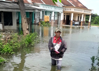 kurir jne bekasi menerjang banjir saat mengantar paket
