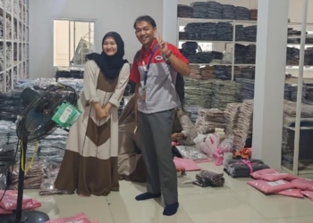 Ksatria JNE bersama pelanggan JNE Purwakarta