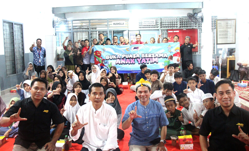 Suasana acara bukber JNE di Panti Asuhan Ainda.