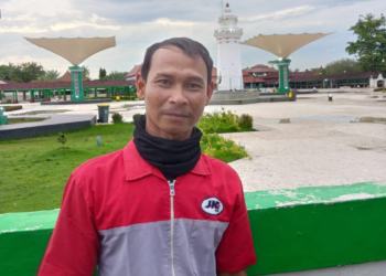 kurir pengantar paket di kawasan Masjid Agung Banten