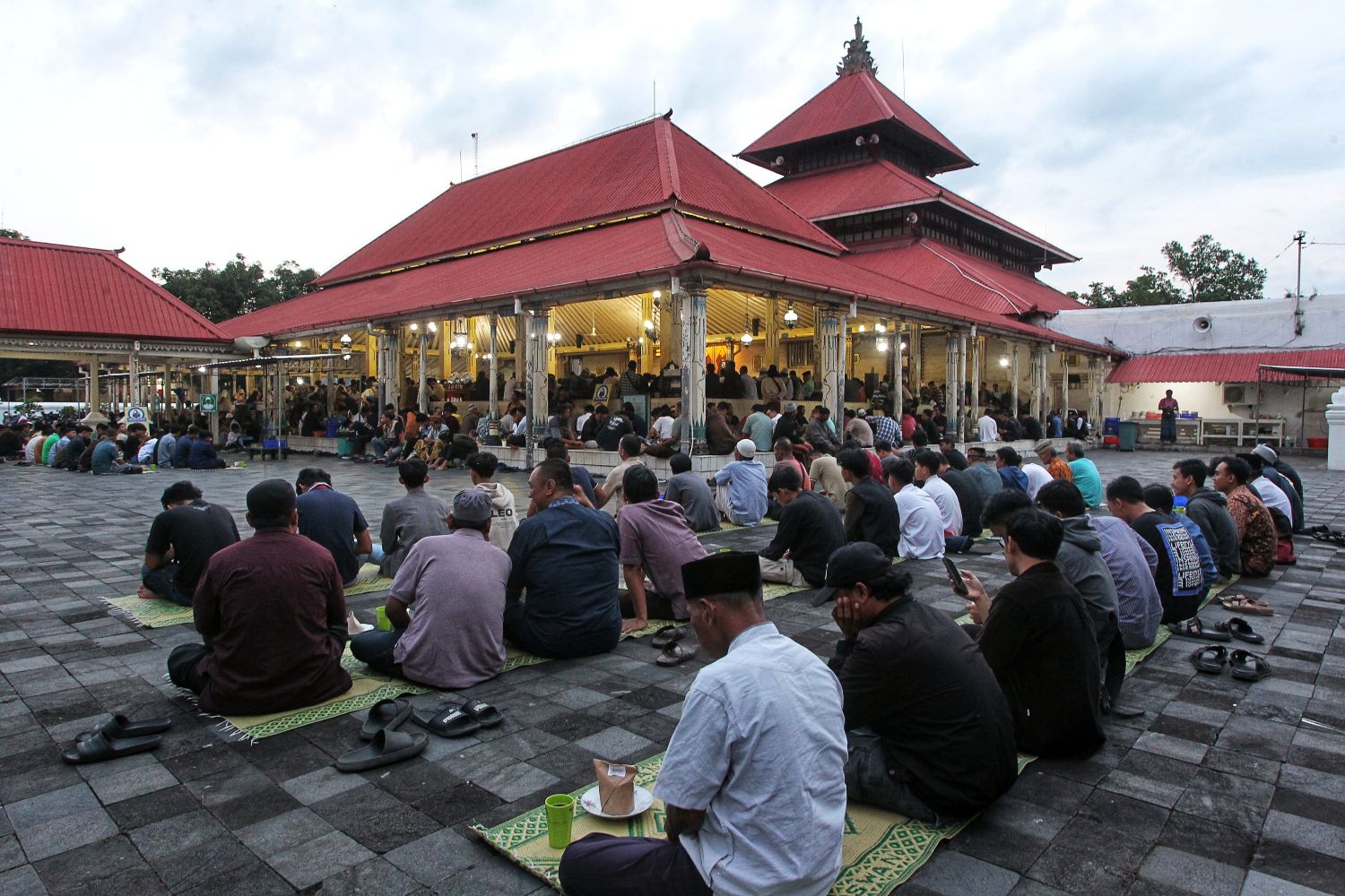 ngabuburit di masjid kauman