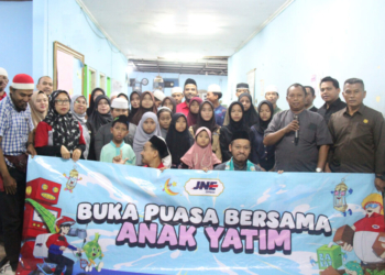 jne ajak penghibur kak bram menghibur anak yatim di Yayasan Shohibul Istiqomah di Kramat Jati, Jakarta Timur
