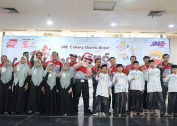 Karyawan/ti JNE Bogor ajak anak yatim belanja baju dan sepatu baru untuk Lebaran