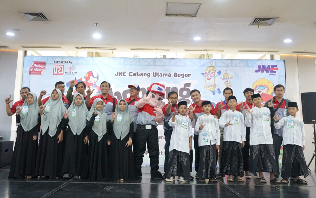 Karyawan/ti JNE Bogor ajak anak yatim belanja baju dan sepatu baru untuk Lebaran