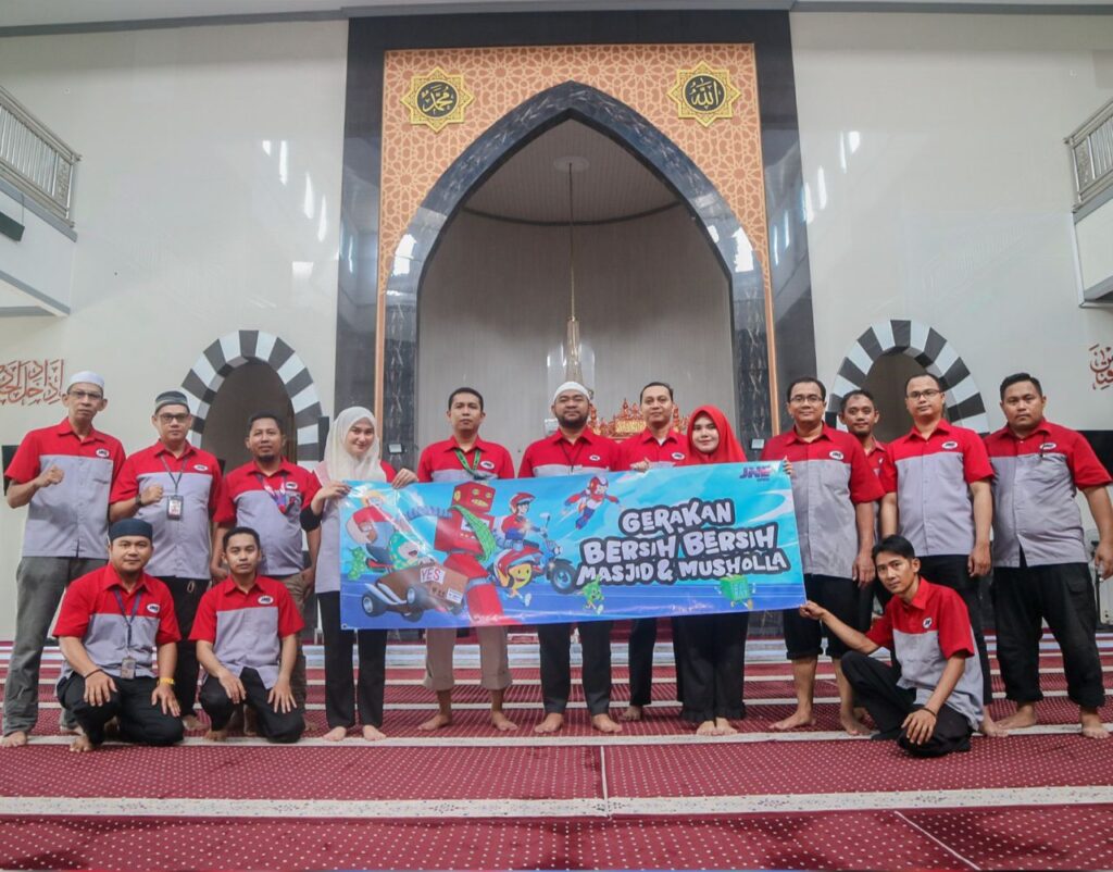 karyawan jne gelar bersih-bersih masjid