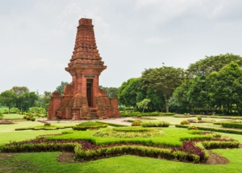 Candi Bajang Ratu: Gapura Megah Peninggalan Kerajaan Majapahit