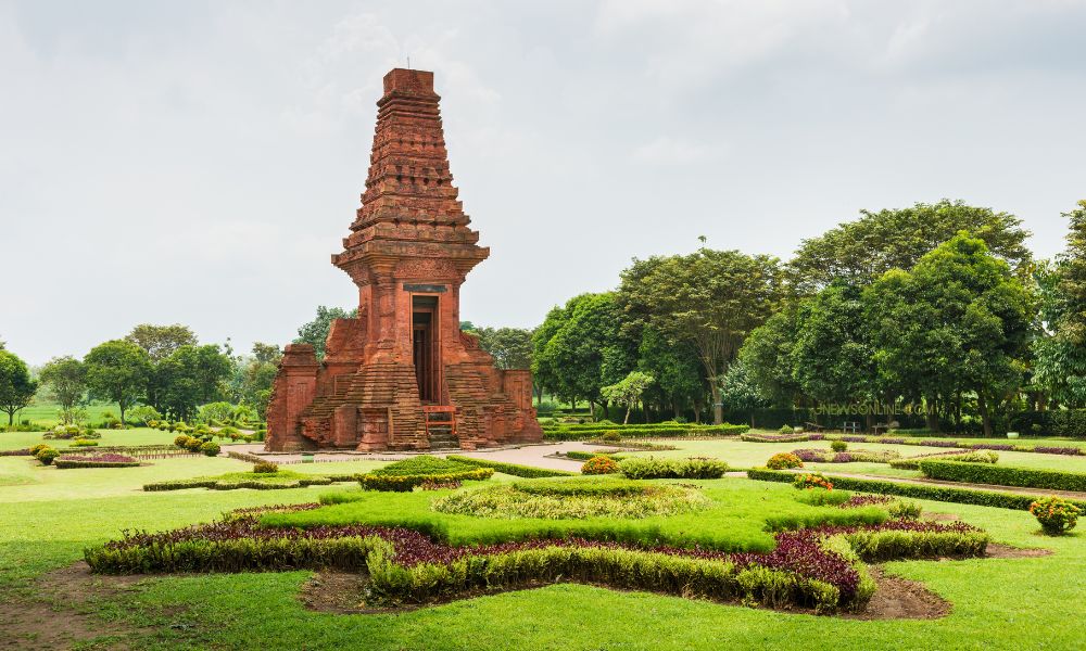 Candi Bajang Ratu: Gapura Megah Peninggalan Kerajaan Majapahit