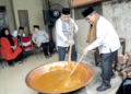 Gubernur DKI Pramono Anung (kanan) saat mengaduk dodol Betawi. Foto: Istimewa