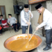 Gubernur DKI Pramono Anung (kanan) saat mengaduk dodol Betawi. Foto: Istimewa