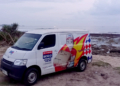 Mobil operasional JNE di pesisir Garut Selatan.