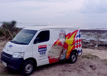 Mobil operasional JNE di pesisir Garut Selatan.