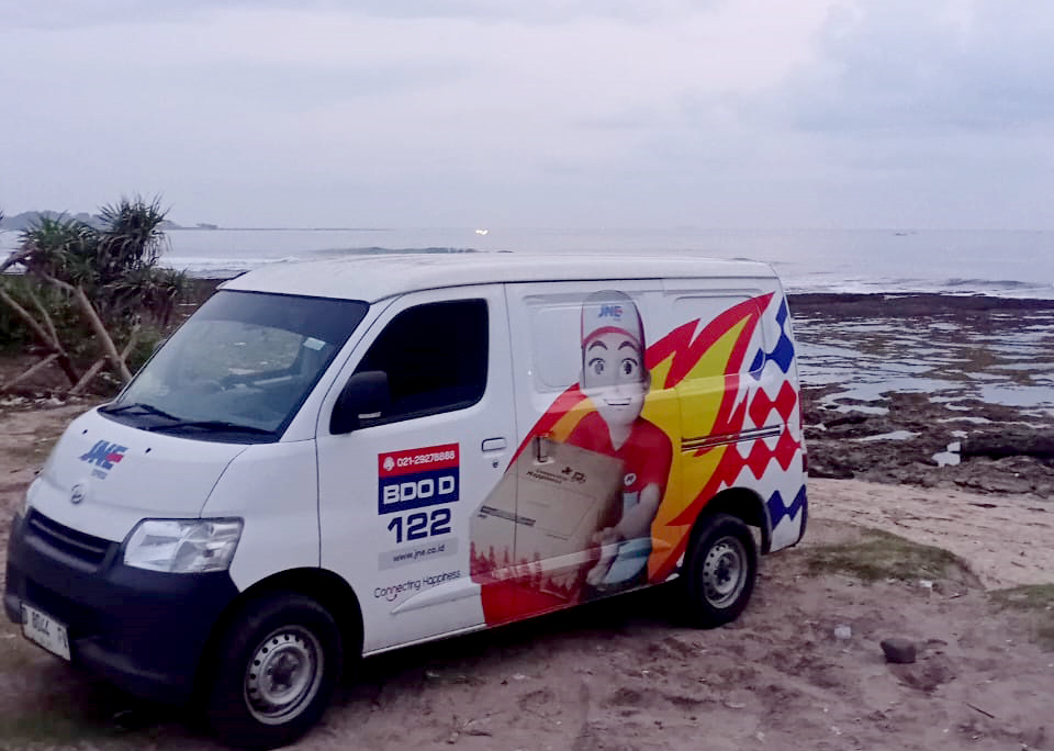 Mobil operasional JNE di pesisir Garut Selatan.