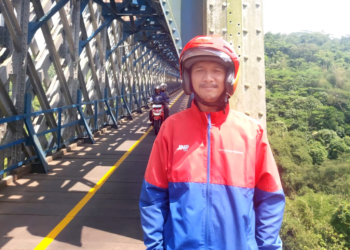 kurir jne di jembatan cirahong