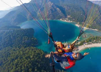 Wisata Paralayang Terbaik di Indonesia untuk Pemula hingga Profesional