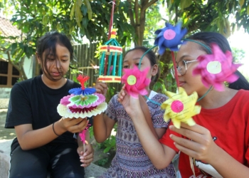 Di tengah gempuran gawai dan pembatasan media sosial bagi anak, mainan tradisional kembali menemukan ruangnya dengan menghadirkan keceriaan sederhana, kebersamaan, dan nilai edukasi yang tak lekang oleh zaman