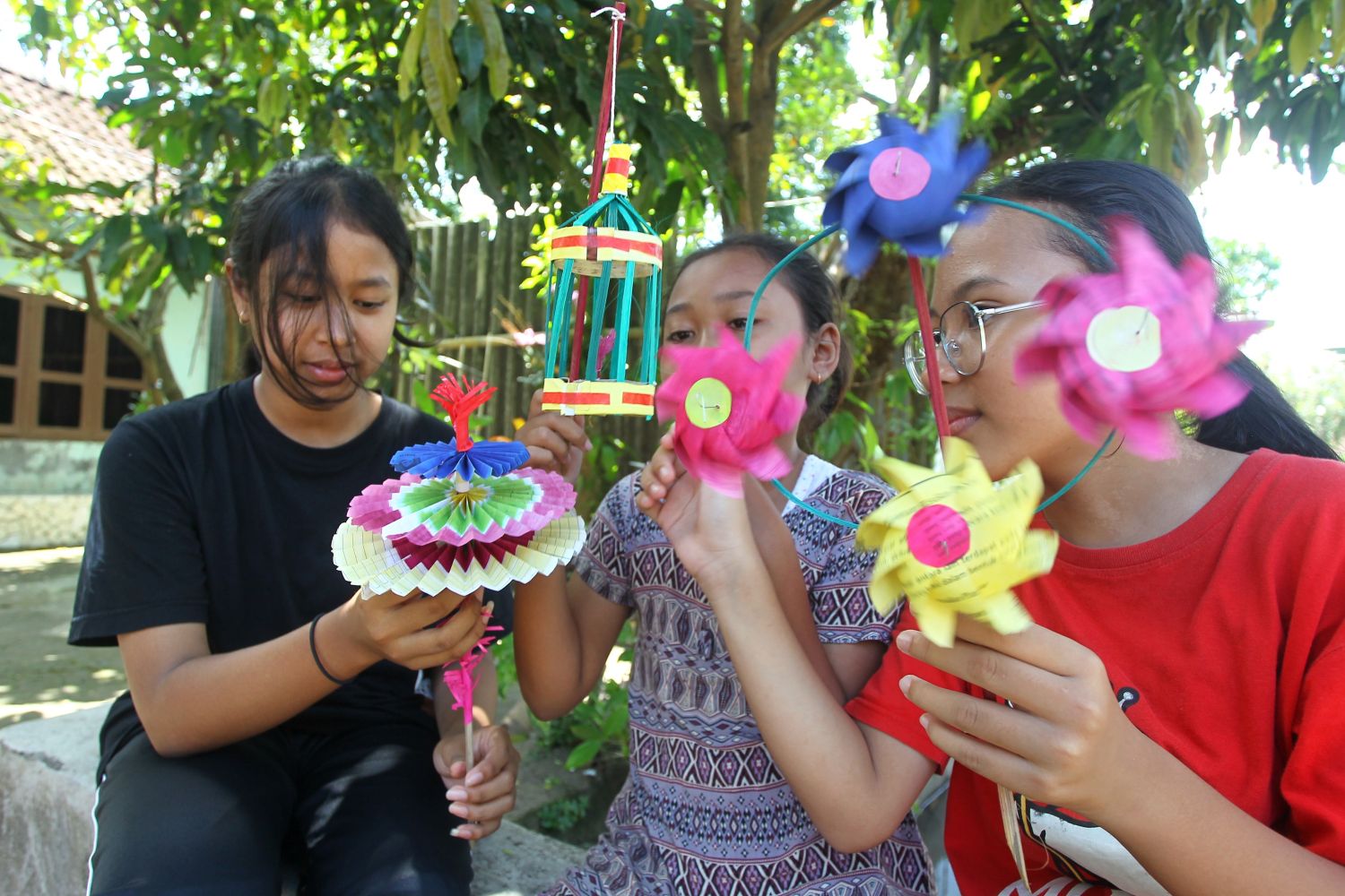 Di tengah gempuran gawai dan pembatasan media sosial bagi anak, mainan tradisional kembali menemukan ruangnya dengan menghadirkan keceriaan sederhana, kebersamaan, dan nilai edukasi yang tak lekang oleh zaman