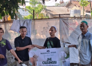 karyawan terbaik jne bogor mendapat reward hewan kurban