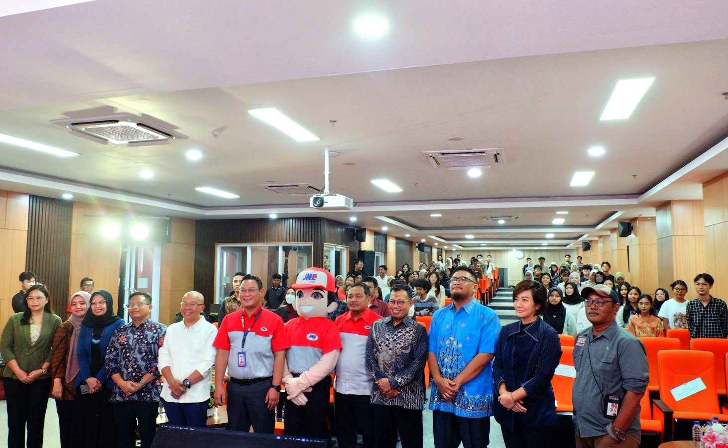 jne gelar creative workshop bagi mahasiswa di unair, yogyakarta