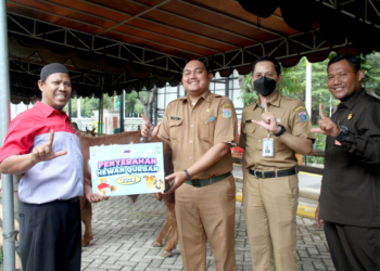 jne menyerahkan hewan kurban ke instansi pemerintah dan warga sekitar lokasi kantor JNE