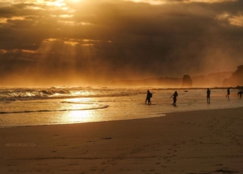 Pantai Mbawana: Keindahan Pantai Eksotis dengan Tebing Ikonik di Sumba