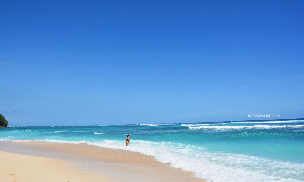 Pantai Suluban: Mengenal Pantai Eksotis Favorit Peselancar di Selatan Bali
