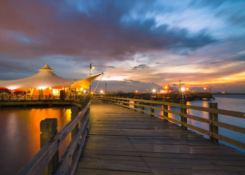 Pemandangan sunset di Pantai Ancol. Foto: Istimewa
