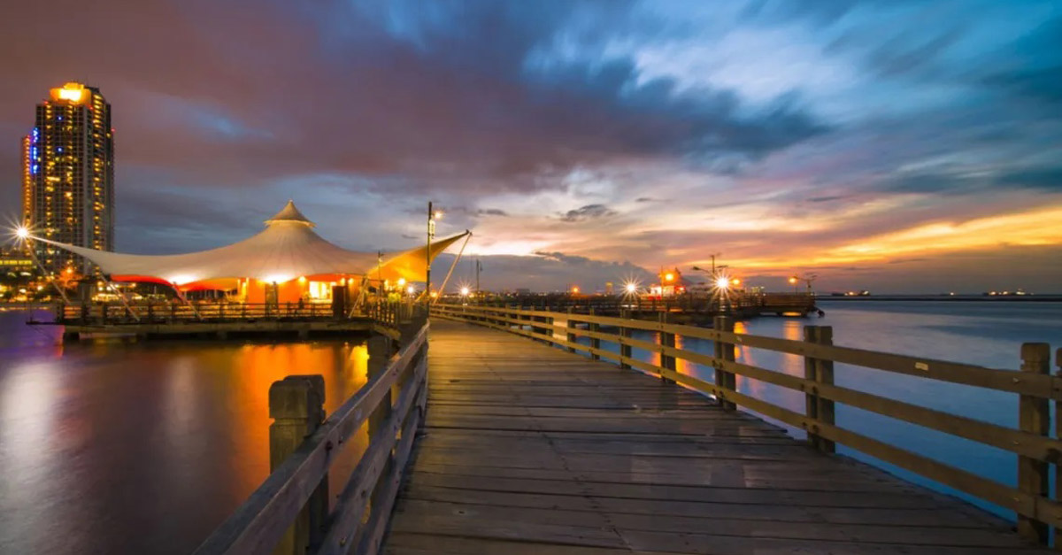 Pemandangan sunset di Pantai Ancol.