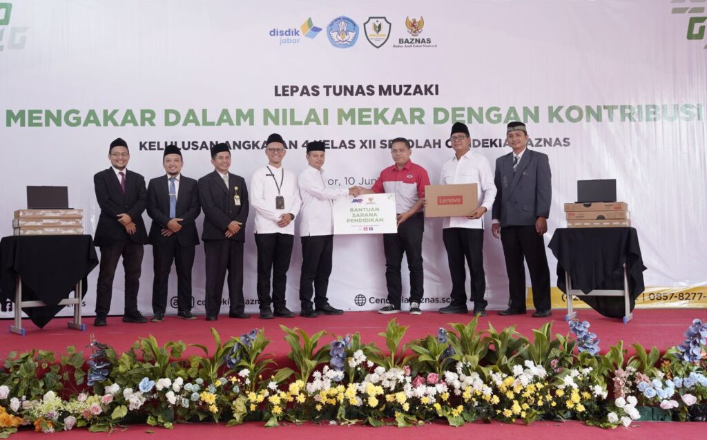 JNE salurkan 10 unit laptop ke sekolah cendekia baznas