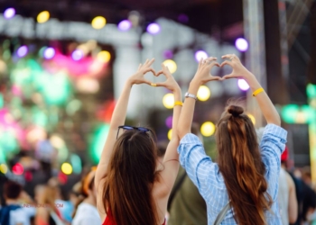 10 Ide Outfit Nonton Konser yang Stylish dan Tetap Nyaman