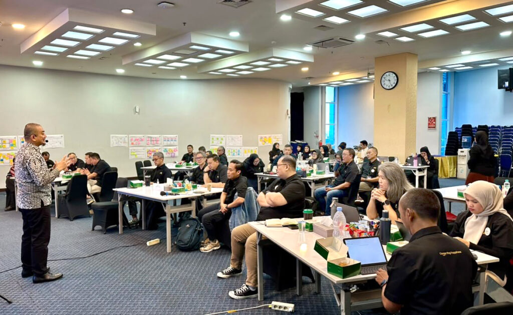 Para General Manager JNE tengah mengikuti training.