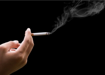 merokok saat berkendara bisa ditilang dan meningkatkan risiko kecelakaan