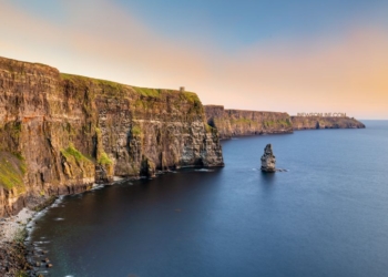 Cliffs of Moher: Tebing Ikonik Irlandia dengan Panorama Samudra Atlantik
