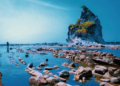 Pantai Tanjung Layar: Ikon Wisata Sawarna dengan Batu Karang yang Memukau