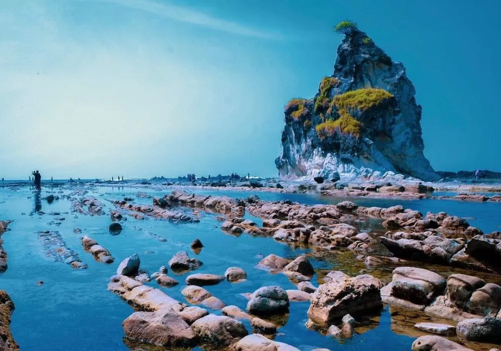 Pantai Tanjung Layar: Ikon Wisata Sawarna dengan Batu Karang yang Memukau