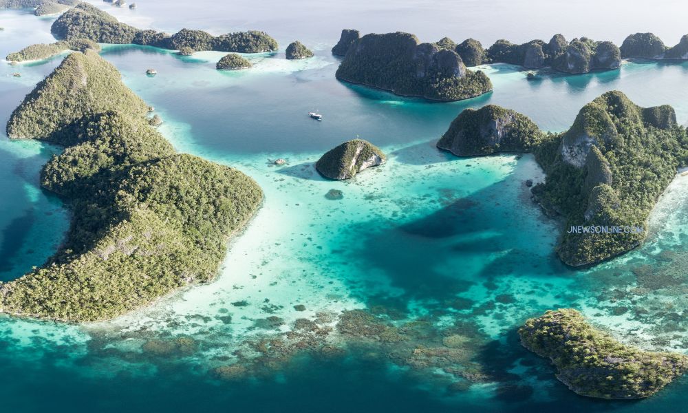 Pantai Pasir Timbul Raja Ampat: Keajaiban Alam yang Muncul di Tengah Laut