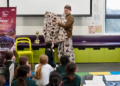 Memperkenalkan budaya batik kepada para siswa di Australia. (foto: Kemenpar)